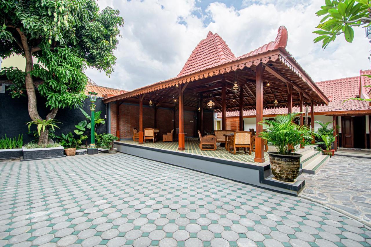 Wisma tamu Roemah Noni Macanan *